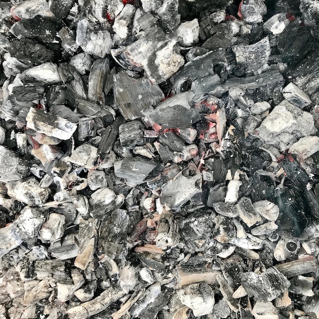 Belas chamas madeira marrom carvão preto escuro em fogo amarelo brilhante dentro de metal braseiro chama queimando