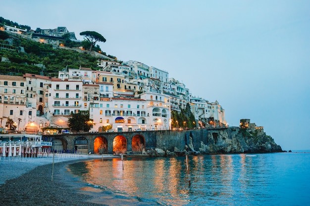 Belas cidades costeiras da Itália - vila cênica de Amalfi na costa de Amalfi