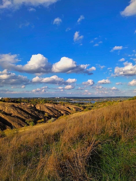 belas colinas naturais e nuvens volumosas