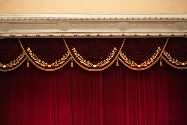 Belas cortinas vermelhas decoradas na parte superior do teatro