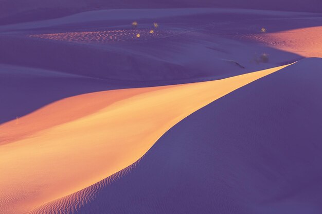 Belas dunas de areia no deserto ao nascer do sol. vale da morte, nevada, eua.