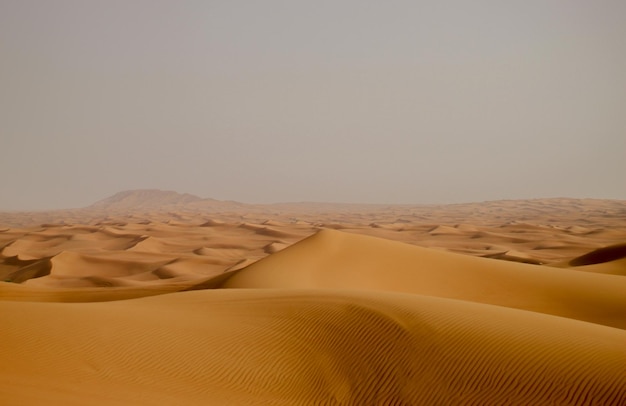 Foto belas dunas de areia no deserto do saara, em marrocos