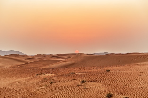 Belas dunas de areia no deserto