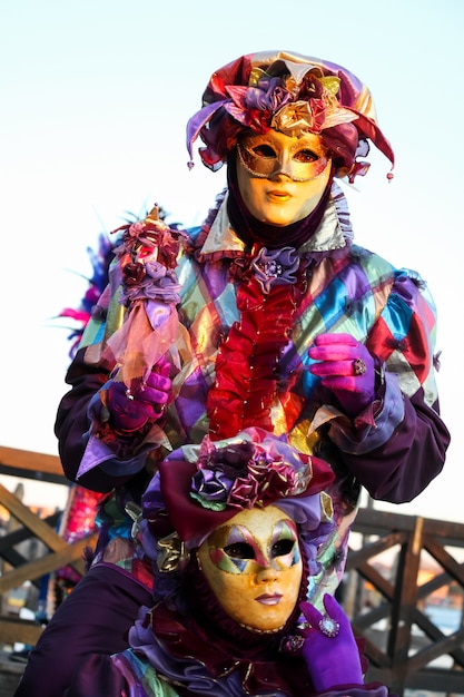 Belas e fantásticas máscaras e fantasias de designs elegantes e magníficos no Carnaval de Veneza