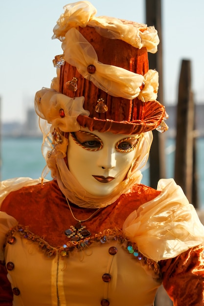 Belas e fantásticas máscaras e fantasias de designs elegantes e magníficos no Carnaval de Veneza