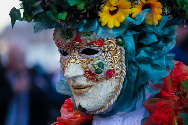 Belas e fantásticas máscaras e fantasias de designs elegantes e magníficos no Carnaval de Veneza