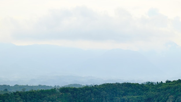 belas e frescas paisagens montanhosas