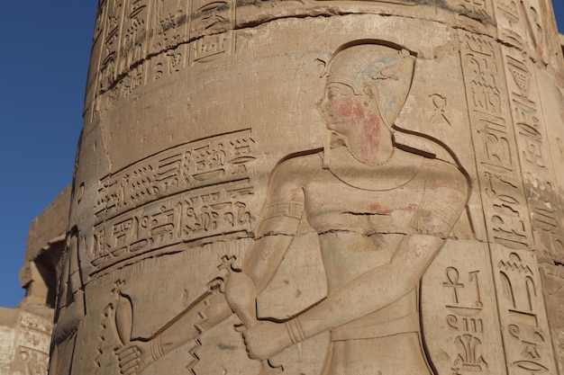 Foto belas esculturas no antigo templo egípcio de kom ombo em aswan