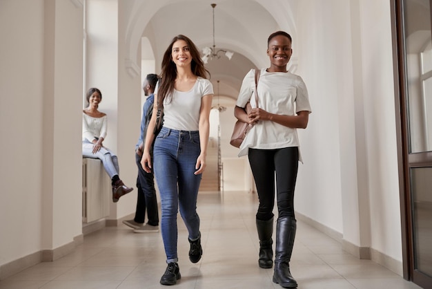 Belas estudantes meninas caucasianas e africanas