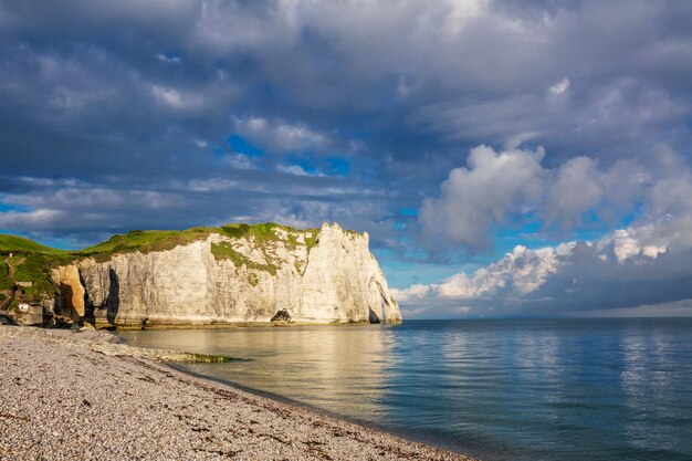 Belas falésias Aval de Etretat, rochas e Marco arco natural da famosa costa, paisagem do mar da Normandia, França, Europa