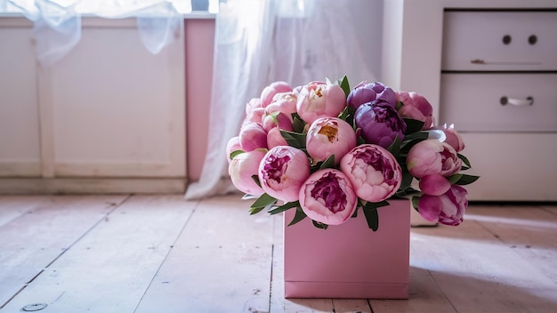 Belas flores beige rosa púrpura peônia buquê no chão na caixa rosa em sala branca clara