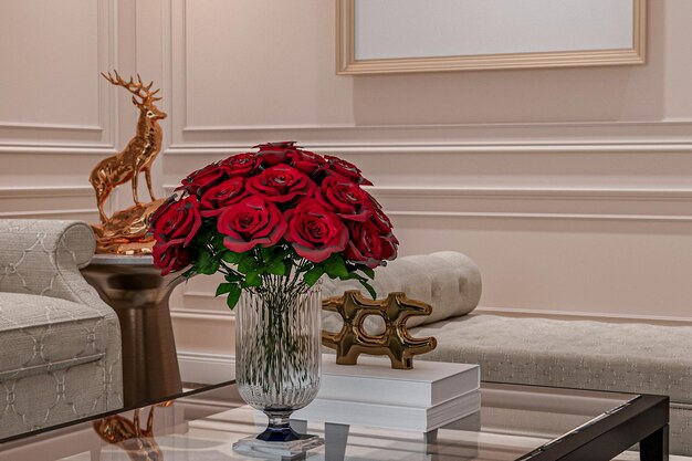 Belas flores de primavera Bouquet de rosas vermelhas na mesa central na sala de estar