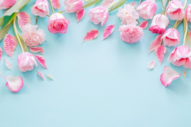 belas flores de primavera cor-de-rosa em fundo azul