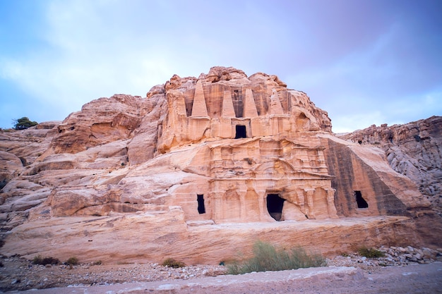 Belas formações de rocha vermelha na cidade de Petra Rose, na Jordânia. Petra é uma das Novas Sete Maravilhas do Mundo. Patrimônio Mundial da UNESCO