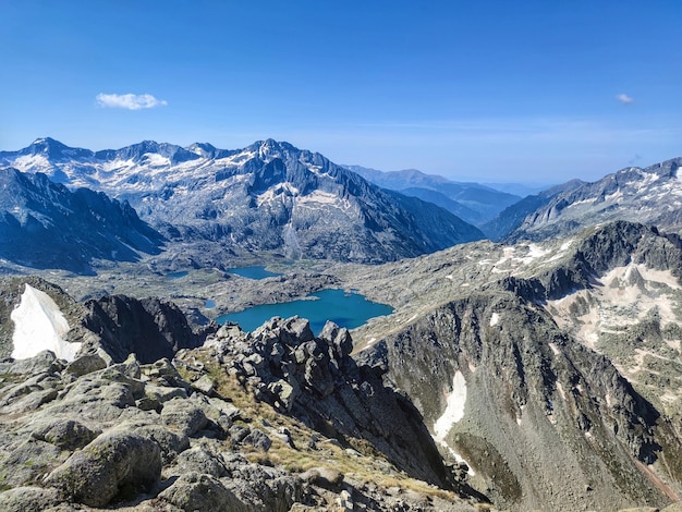 Foto belas fotos das montanhas nos aiguestortes i estany do parque nacional de sant maurici, na espanha