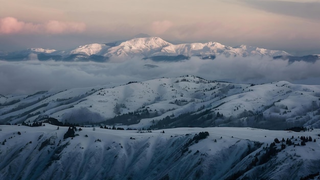 Belas fotos de altas colinas brancas e montanhas cobertas de nevoeiro
