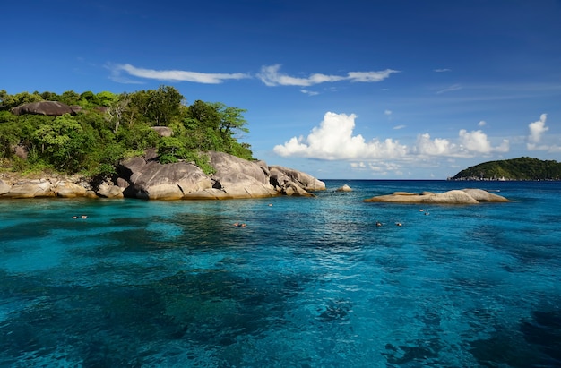 Foto belas ilhas similan no mar de andaman, tailândia