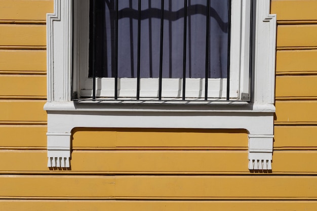 Foto belas janelas brilhantes de antigas casas turcas em balat e uskudar