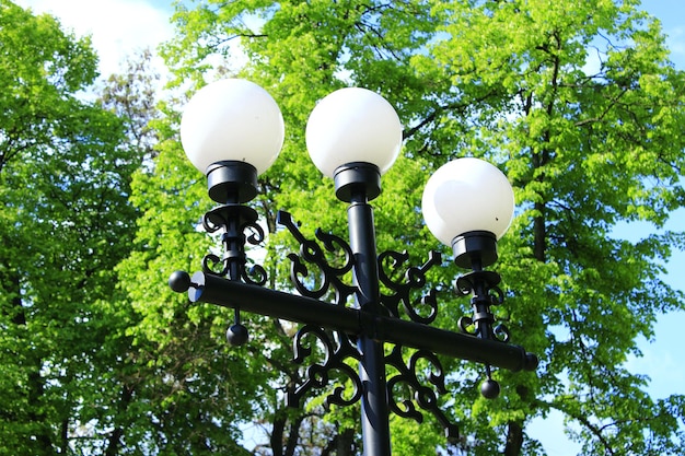 belas lanternas redondas brancas no parque da cidade