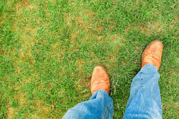 Belas mãos das pernas de um cowboy no parque na natureza