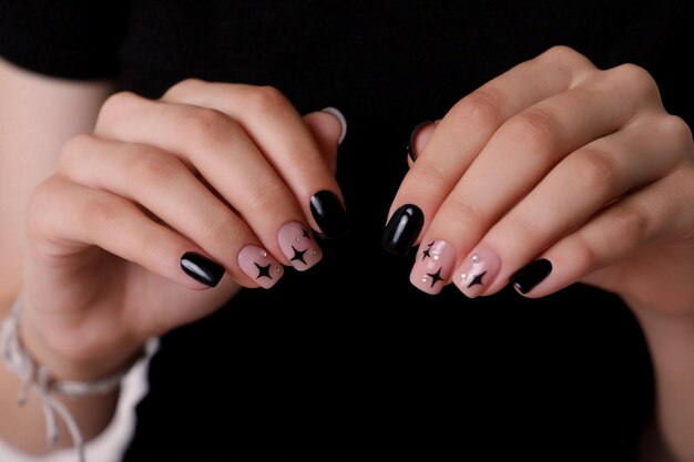 Belas mãos femininas com manicure de moda unhas esmalte de gel preto