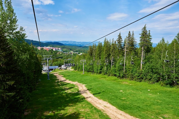 Belas montanhas cobertas de floresta e linha de teleférico aberta karpacz resort na polônia com elevador r