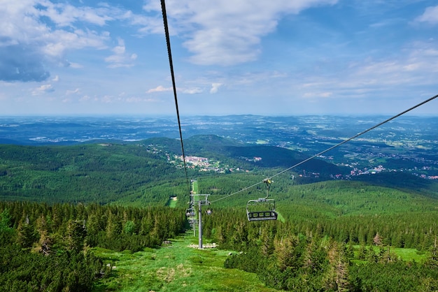 Belas montanhas cobertas de floresta e linha de teleférico aberta karpacz resort na polônia com elevador r
