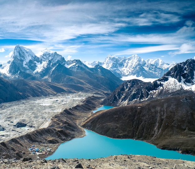 Belas montanhas cobertas de neve com lago