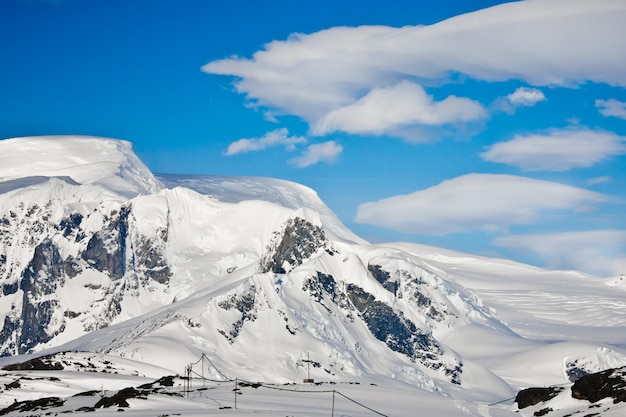 Belas montanhas cobertas de neve