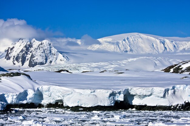 Belas montanhas cobertas de neve