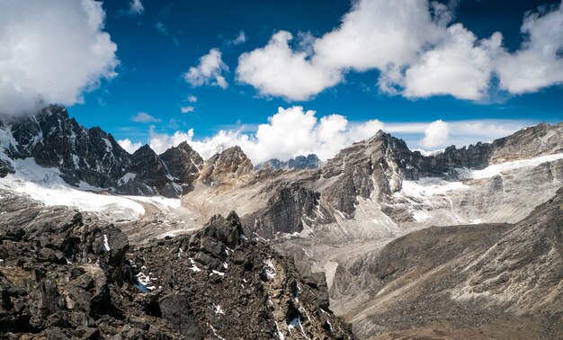 Belas montanhas cobertas de neve