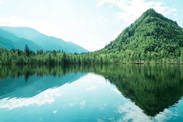 Belas montanhas de paisagem na margem do lago