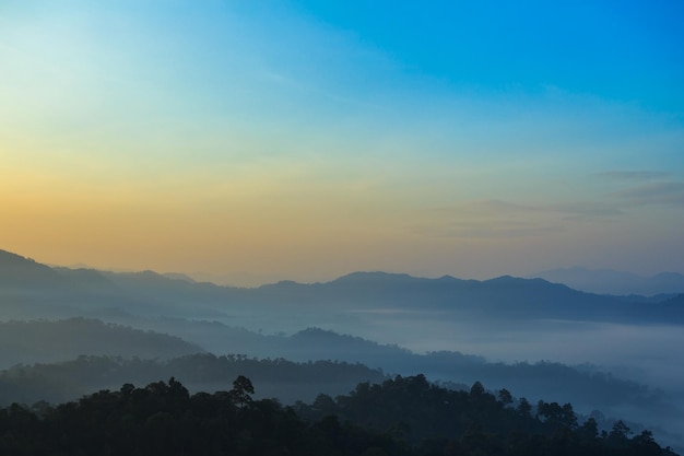 Belas montanhas e céu pela manhã Montanhas sob neblina pela manhã.