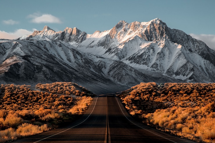 Foto belas montanhas e estradas