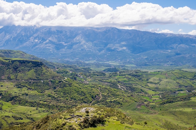 Belas montanhas e paisagem de céu azul nublado