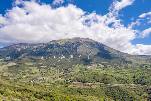 Belas montanhas e paisagem de céu azul nublado