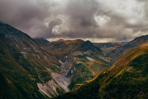 Belas montanhas em nuvens fantásticas da geórgia