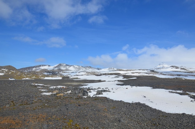 Belas montanhas islandesas cobertas de neve e geladas