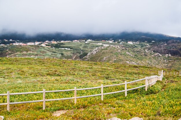 Belas montanhas montanhosas com vegetação verde