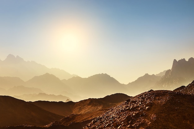 Belas montanhas no deserto da Arábia ao pôr do sol. Paisagem de verão. Efeito de tom criativo