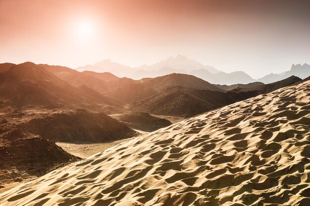 Belas montanhas no deserto da Arábia ao pôr do sol. Paisagem de verão. Efeito vintage