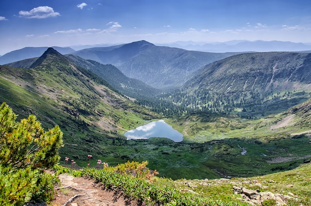 Belas montanhas paisagem sobre um lago calmo de coração