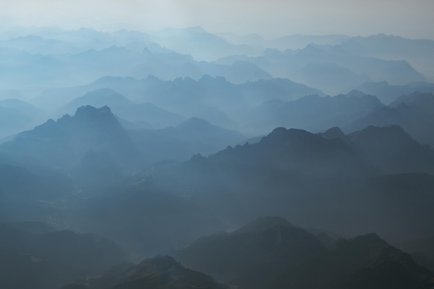 Belas montanhas pitorescas da altura do olho de um pássaro