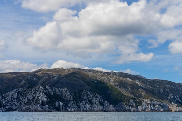 Belas montanhas rochosas e penhascos na costa da Austrália e da Tasmânia