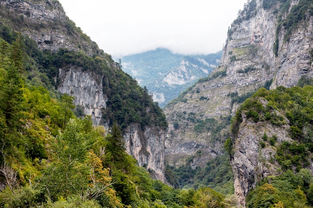 Belas montanhas rochosas na Abkhazia