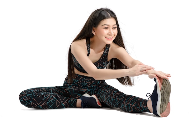Belas mulheres asiáticas estão se aquecendo antes de fazer exercícios e ioga. Foto de menina asiática por fundo branco isolado. Fitness e conceito de estilo de vida saudável.