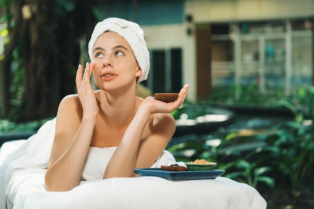 Foto belas mulheres caucasianas cheiram máscara facial cercadas de natureza tranquilidade