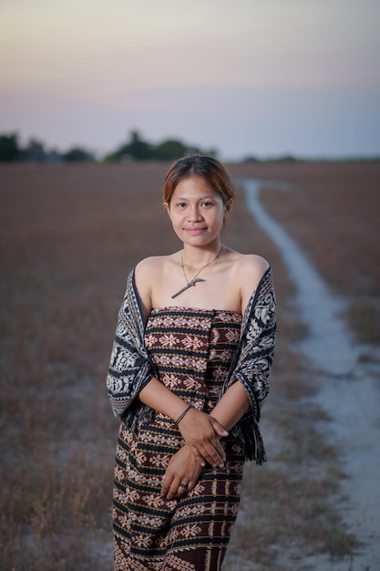 belas mulheres vestindo roupas tradicionais da ilha de sabu Indonésia