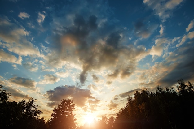 belas nuvens ao nascer do sol com luz dramática