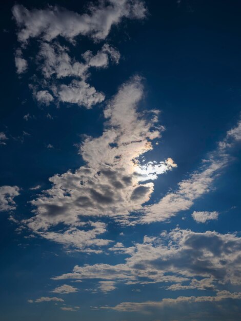 Belas nuvens ao pôr do sol